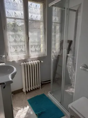 Salle de bains dans l'établissement La maison aux volets bleus