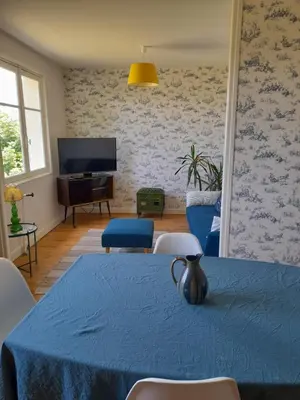 Télévision ou salle de divertissement dans l'établissement La maison aux volets bleus