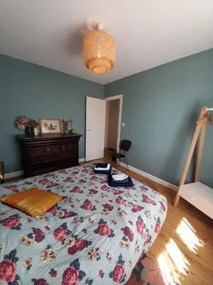 Un ou plusieurs lits dans un hébergement de l'établissement La maison aux volets bleus