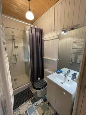 Salle de bains dans l'établissement Appt lumineux centre ville du Mont Dore Vue Sancy
