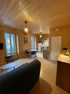 Cuisine ou kitchenette dans l'établissement Appt lumineux centre ville du Mont Dore Vue Sancy