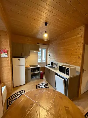 Cuisine ou kitchenette dans l'établissement Appt lumineux centre ville du Mont Dore Vue Sancy