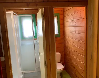 Salle de bains dans l'établissement Camping municipal de la Lande