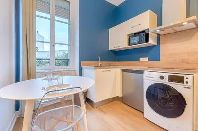 Cuisine ou kitchenette dans l'établissement Le Tropical de Lamartine, Calme-Proche gare