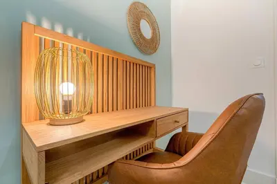 Coin salon dans l'établissement Le Tropical de Lamartine, Calme-Proche gare