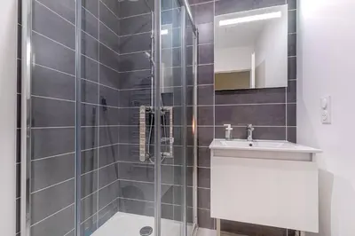 Salle de bains dans l'établissement Le Tropical de Lamartine, Calme-Proche gare