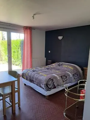 Un ou plusieurs lits dans un hébergement de l'établissement Studio charmant à Treignac avec terrasse de 22 m²