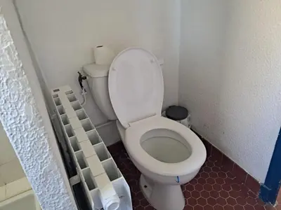 Salle de bains dans l'établissement Studio charmant à Treignac avec terrasse de 22 m²