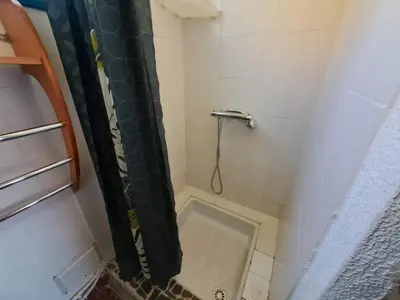 Salle de bains dans l'établissement Studio charmant à Treignac avec terrasse de 22 m²