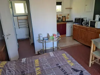 Cuisine ou kitchenette dans l'établissement Studio charmant à Treignac avec terrasse de 22 m²