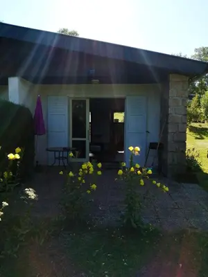 Jardin de l'établissement Studio charmant à Treignac avec terrasse de 22 m²