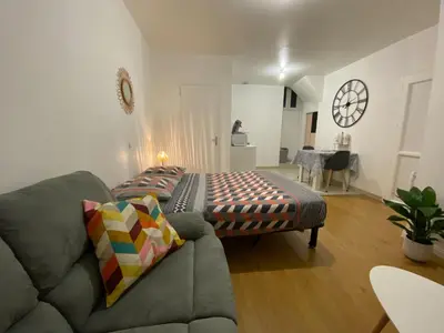 Coin salon dans l'établissement Studio chaleureux Centre Ville