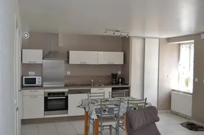 Cuisine ou kitchenette dans l'établissement maison de vacances Nébouzat