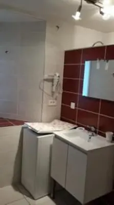 Salle de bains dans l'établissement maison de vacances Nébouzat