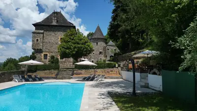 Piscine de l'établissement The Unique Round Tower Gite at Chateau de Chauvac ou située à proximité