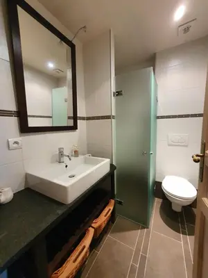 Salle de bains dans l'établissement Le Pigeonnier de Lissac