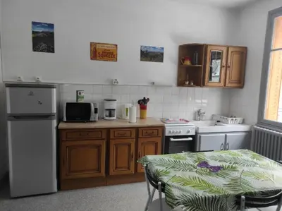 Cuisine ou kitchenette dans l'établissement Iris, Gîte Saint Antoine, Orcival, entre Sancy et Volcans d'Auvergne