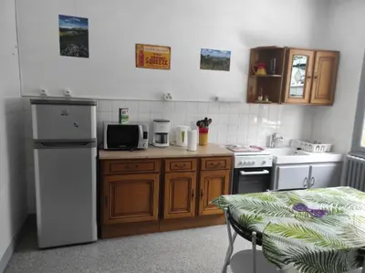 Cuisine ou kitchenette dans l'établissement Iris, Gîte Saint Antoine, Orcival, entre Sancy et Volcans d'Auvergne