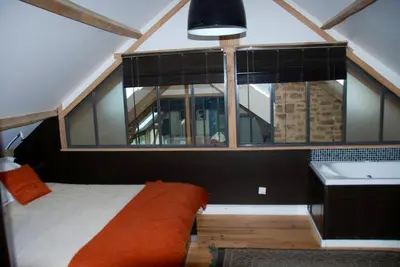Un ou plusieurs lits dans un hébergement de l'établissement Villa spacieuse à Noailhac avec piscine privée