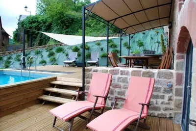 Piscine de l'établissement Villa spacieuse à Noailhac avec piscine privée ou située à proximité