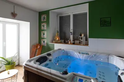 Plan de l'établissement Gîte Chabrignac, jacuzzi et sauna privatif, piscine chauffée partagée, Wifi, salle de jeux