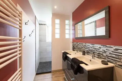Salle de bains dans l'établissement Gîte Chabrignac, jacuzzi et sauna privatif, piscine chauffée partagée, Wifi, salle de jeux