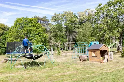 Aire de jeux pour enfants de l'établissement Gîte Chabrignac, jacuzzi et sauna privatif, piscine chauffée partagée, Wifi, salle de jeux