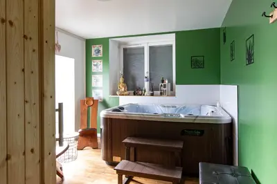 Plan de l'établissement Gîte Chabrignac, jacuzzi et sauna privatif, piscine chauffée partagée, Wifi, salle de jeux