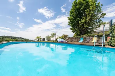 Piscine de l'établissement Gîte Chabrignac, jacuzzi et sauna privatif, piscine chauffée partagée, Wifi, salle de jeux ou située à proximité