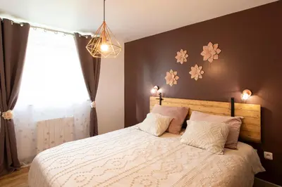 Un ou plusieurs lits dans un hébergement de l'établissement Gîte Chabrignac, jacuzzi et sauna privatif, piscine chauffée partagée, Wifi, salle de jeux
