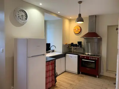 Cuisine ou kitchenette dans l'établissement Charmant appartement jardin/parking privé 4 personnes