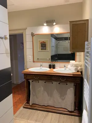 Salle de bains dans l'établissement Charmant appartement jardin/parking privé 4 personnes