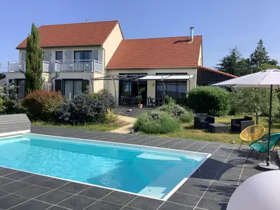 Piscine de l'établissement Les Etoiles de Calès - chambres d'hôtes de charme près de Rocamadour au coeur du Parc Naturel des Causses du Quercy ou située à proximité