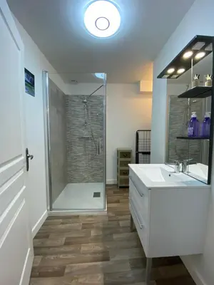Salle de bains dans l'établissement L'Etape Zen
