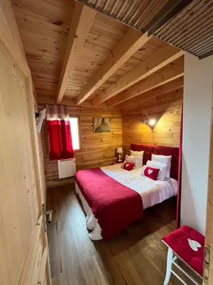 Un ou plusieurs lits dans un hébergement de l'établissement Chalet des Monts Dore