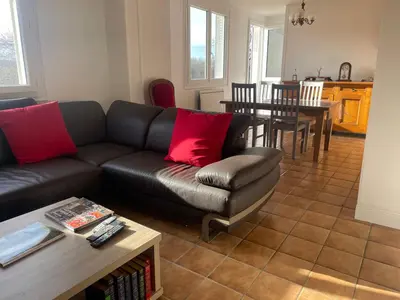Coin salon dans l'établissement Gîte des Buis