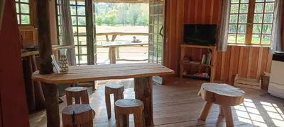 Télévision ou salle de divertissement dans l'établissement Cabanes des Landes- cabane sur pilotis