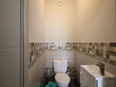 Salle de bains dans l'établissement Bel appartement T3 au Mont-Dore avec parking et WiFi - FR-1-608-240