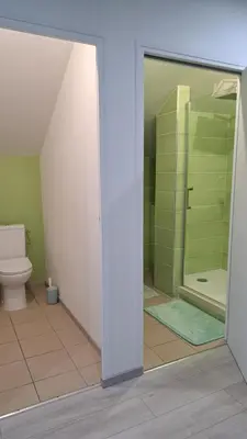 Salle de bains dans l'établissement CHAMBRES D HÔTES CHEZ SYLVIE et Daniel