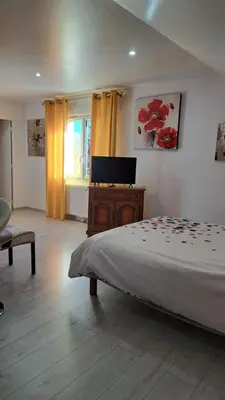 Un ou plusieurs lits dans un hébergement de l'établissement CHAMBRES D HÔTES CHEZ SYLVIE et Daniel