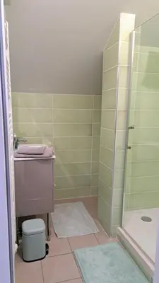 Salle de bains dans l'établissement CHAMBRES D HÔTES CHEZ SYLVIE et Daniel