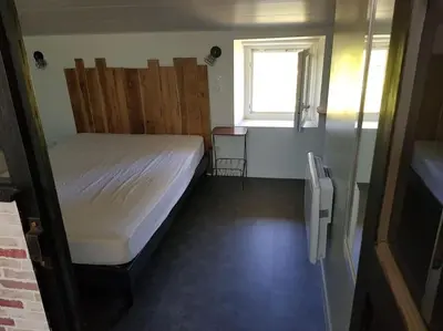 Un ou plusieurs lits dans un hébergement de l'établissement Petite maison type Loft en plein bourg d'Ambazac