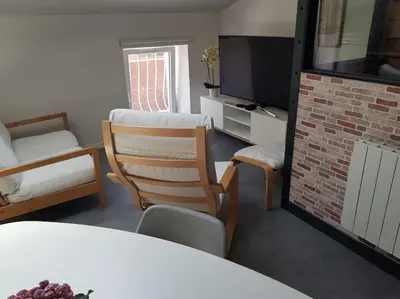 Télévision ou salle de divertissement dans l'établissement Petite maison type Loft en plein bourg d'Ambazac