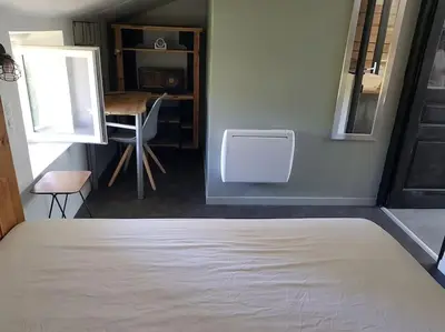 Un ou plusieurs lits dans un hébergement de l'établissement Petite maison type Loft en plein bourg d'Ambazac