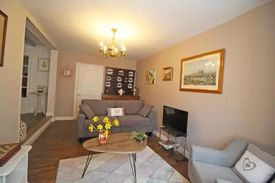 Télévision ou salle de divertissement dans l'établissement La maison de marie