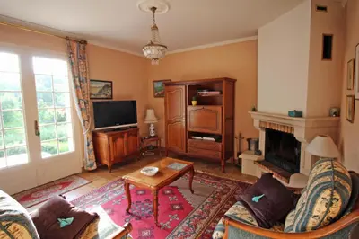 Télévision ou salle de divertissement dans l'établissement Le val des deux rieux