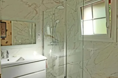 Salle de bains dans l'établissement Bel air