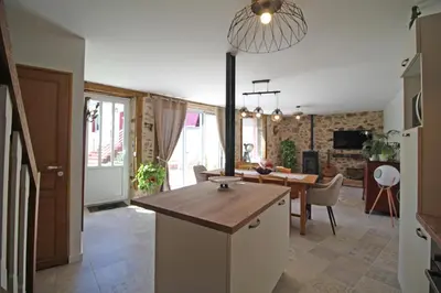 Cuisine ou kitchenette dans l'établissement Le mas chambart