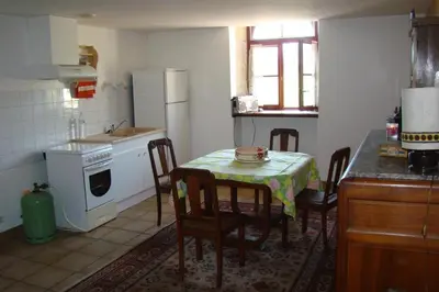 Cuisine ou kitchenette dans l'établissement La cabane au bord de l'eau