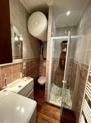 Salle de bains dans l'établissement La Féessence boisée Le Mont Dore